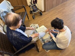 入居者が室内でゲームや活動を楽しむ様子
